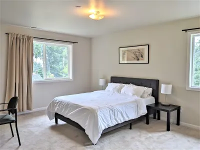 Spacious and quiet 5 bedroom home Hotels near Log Boom Park