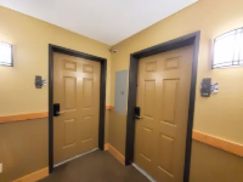 Lakefront Condo: Pool, Hot Tub, Sauna, Fireplaces, Deck