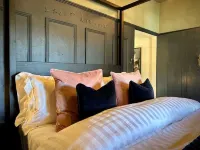 Boutique luxury countryside cottage with hot tub, log burner, 4 poster & firepit