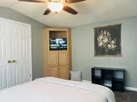 Comfy Mobile Home located minutes from restaurants and venues.