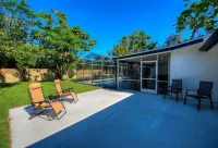 Newly Remodeled! Pool home near Siesta Beach! - 3 ดาว