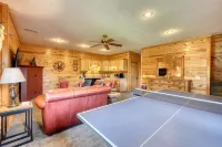 Secluded Mountain-Top Cabin with Stunning Sunset Views, Hot Tub and Fireplace