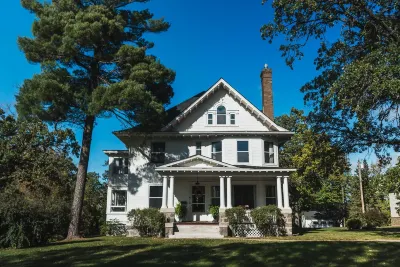 Large Historic Estate on the shores of Lake Winona Hôtels à : 