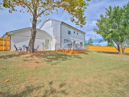 Charming 3-bedroom house in Shawnee with AC and WiFi Отели в г. Поттаватоми