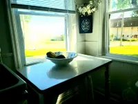 Apple Blossom Cottage // 2 Miles from Downtown ~ 10 Min to Mayo