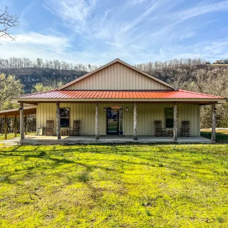 New Cabin just minutes from Sylamore Creek and close to town!