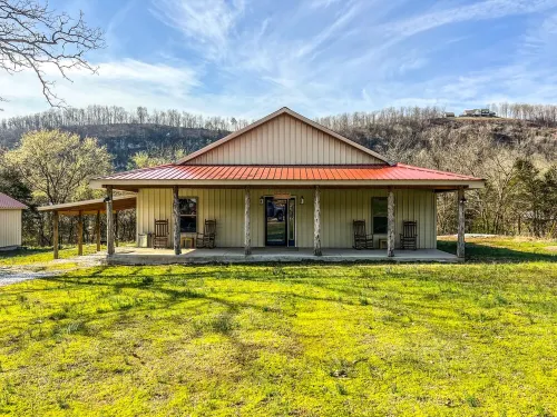 New Cabin just minutes from Sylamore Creek and close to town!