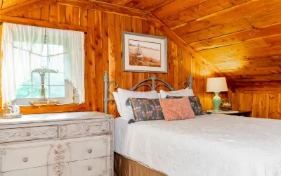 Cozy Bourbon Country Cabin with HOT TUB and Fire Pit on Brashears Creek