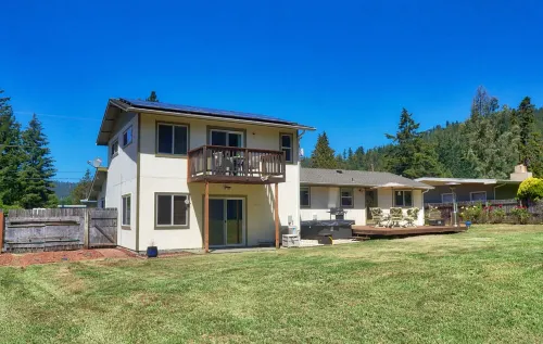 Spacious House with Game Room, 2 mins from Jed Smith Redwood Park & Smith River