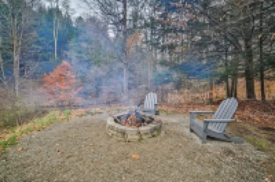 Hungry Hollow Hideaway - escape to this modern cabin on 15 acres