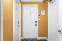 3 Queen Beds, 5 min Walk to the Beach - 70 inch Smart TV