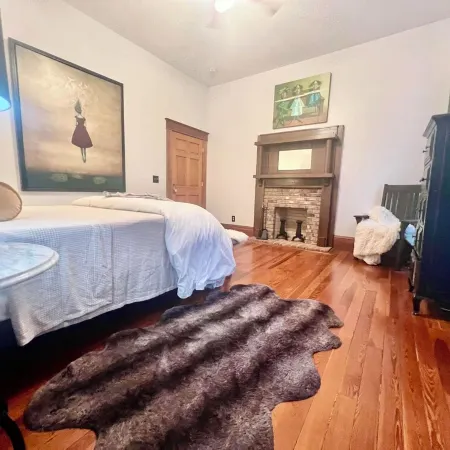 Quiet Historic Family Retreat with Pool--Pet Friendly--No Events