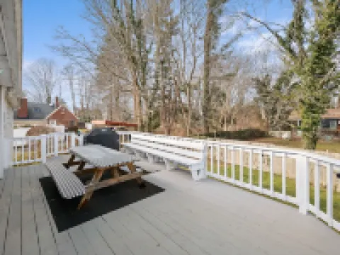 Close to Mystic, Stonington, Westerly. Room for everyone. 3 mins to Ocean Beach. Hotels in New London