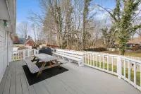 Close to Mystic, Stonington, Westerly. Room for everyone. 3 mins to Ocean Beach.