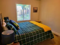 The Lazy B - Modern Cabin Tucked Among the Cedars. Mt. Ranier, White Pass. La Wis Wis Campground附近的飯店