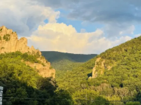 Chad’s place 4- Bedroom 2-BR home at Smoke Hole Wi-Fi -Pet Friendly- sleeps 8-10 Pendleton County otelleri