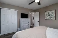 1 Mile to Lake, CLEAN, Private Yard, Fireplace, Memory Foam, Parking, Netflix