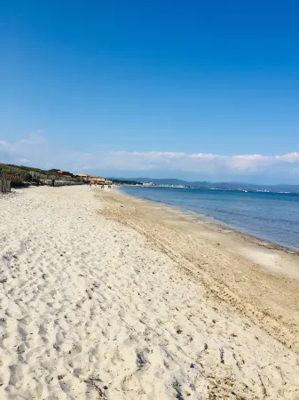 Maison VUE MER 50M DE LA Plage A Pied Отели в г. Йер