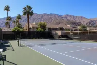 Modern & Chic One Bedroom Condo, centrally located 무어튼 보태니컬 가든 주변 호텔