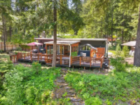 Couples Retreat! Every Season-Luxury, River Front, Hot Tub and Outdoor Shower