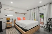 Experience Massapequa charm near Roosevelt Field Mall, 15 Mins to Jones Beach Hotels near One River School of Art + Design