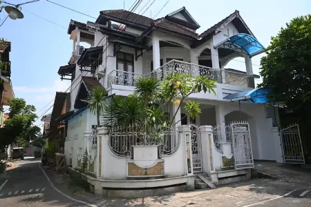 Seroja Raya Guest House Отели в г. Batealit