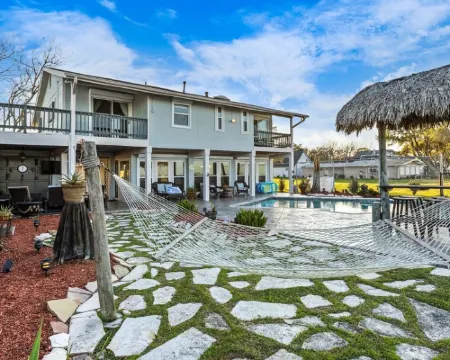 Paradise HomeSpacious 5-Bedroom House Sleeping 14,Heated Pool in Lovely Bacliff Hotels in Bacliff