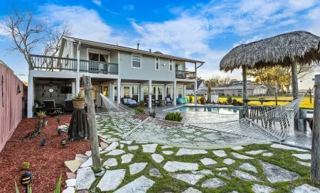 Paradise HomeSpacious 5-bedroom house sleeping 14 ,WiFi in lovely Bacliff.