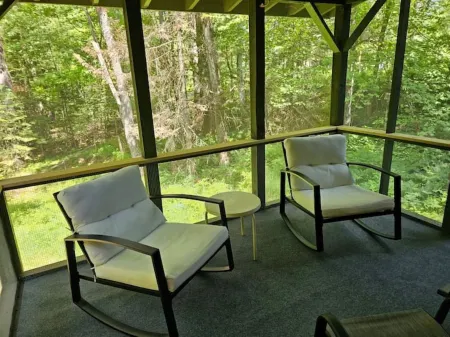 PET FRIENDLY -LOCATED BETWEEN LAKE PLACID AND SARANAC LAKE WITH PONTOON RENTALS