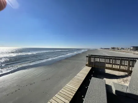 Condo, 2 Bedrooms, 1 Bath, Sleeps 6, 1 Block from beach