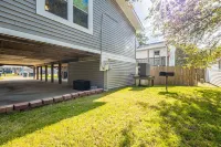 Entire Beach House! Comfy Beds, Cable, Wi-Fi, Grill, 2 blocks to beach!