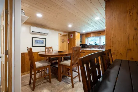 Front porch with bed swing, Pets Welcome, Hot Tub, Fireplace, Creek, Firepit.