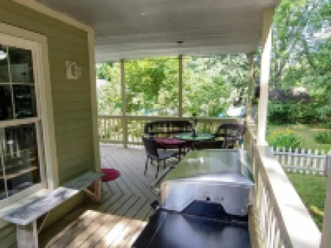 Keene Kottage 1890!! Waterfront in the High Peaks! Hotels in Keene