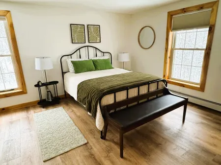 Cabin between Two Lakes -Private Beach on Moose Pond Minutes to Pleasant Mt Ski