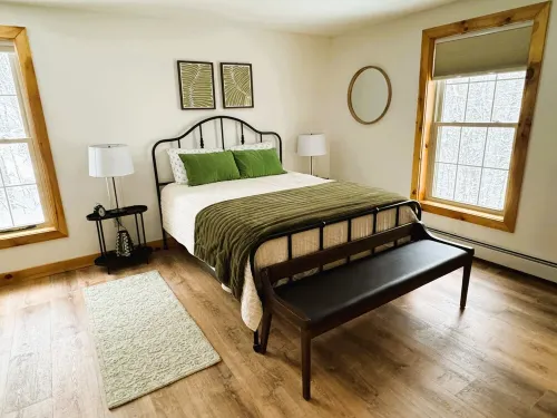 Cabin between Two Lakes -Private Beach on Moose Pond Minutes to Pleasant Mt Ski - Chalets