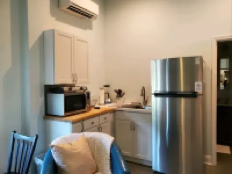 Studio - direct 2 min beach walk with public access end of street.