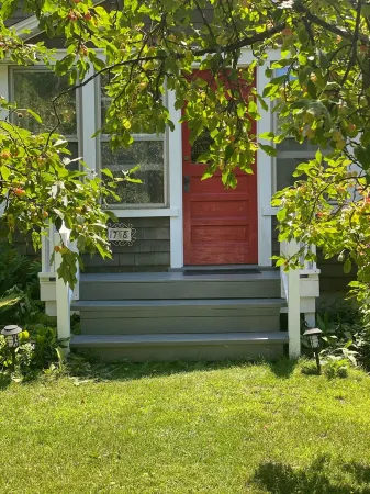Stockbridge Village Cottage With Mountain View’s and walk to town Отели рядом с достопримечательностью «Bidwell House Museum»