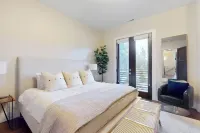 Modernist Mountain View Retreat in Old Mill!! Hot Tub!!!  Pool Table!!!