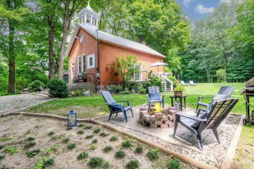 Lux Historic Schoolhouse with Hot Tub.