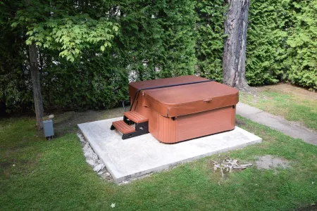 Olympic House on Main Street Village and Mirror Lake Whottub Pingpong Foosball