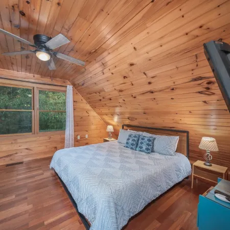 Spectacular Log Cabin Home 45 minutes to Asheville