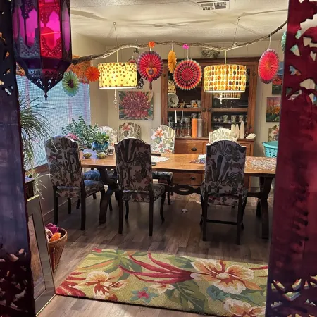 Artistic home and gardens Just a stones throw to Roosevelt Lake.