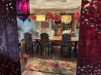 Artistic home and gardens  Just a stones throw to Roosevelt Lake.