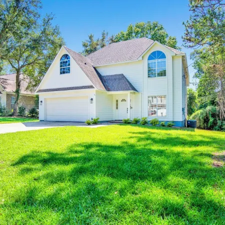 Discover Daphne's mystery cottage: Golf Course, Yacht Club, pool retreat!