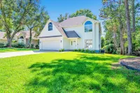 Discover Daphne's mystery cottage: Golf Course, Yacht Club, pool retreat!