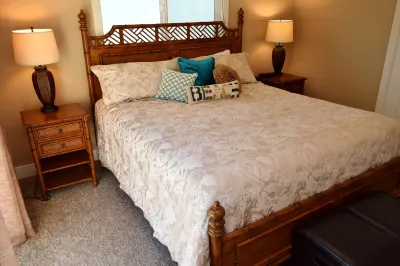 Super Nice Beach Place -Large Private Deck- Garage Parking-1 block to beach Hotel in zona Environmental Nature Center