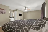 Family Retreat: Patio, RokuTV, Sleeps 10 하우스턴 프리미엄 아울렛 주변 호텔