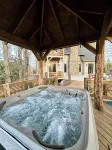 NEW LOG HOME in Hendersonville with fireplace, fire pit and Hot Tub