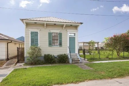 4 bedroom with Swimming Pool,  NEAR FRENCH QUARTER-