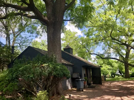 Cozy Designer Cottage Outside NYC on Private Historic Estate-Near NYC Отели рядом с достопримечательностью «Crown Plaza»